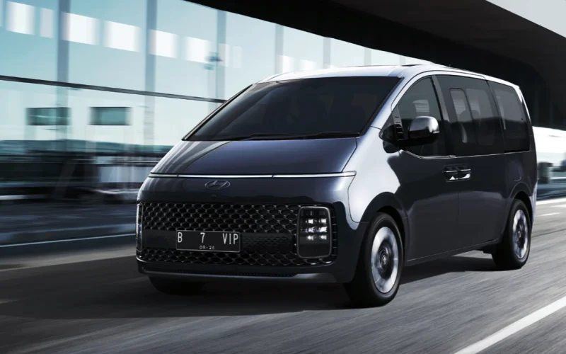 silver-hyundai-staria-premium-mpv-front-view