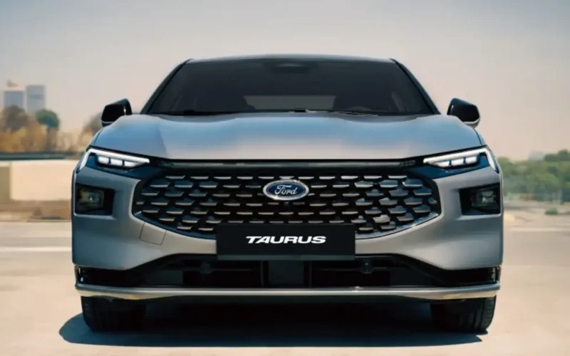 white-ford-taurus-2025-sedan-fron-view